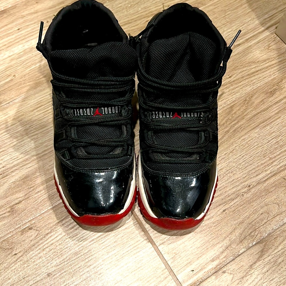 Gently Used | Nike Air Jordan 11 Retro Kids | kids size 4.5